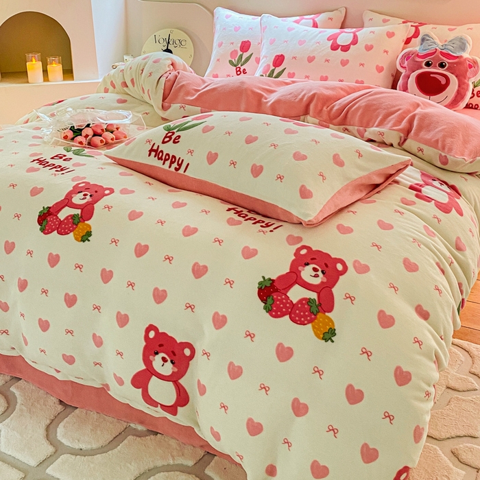 91家纺网 家纺一手货源 找家纺 斯卡诺家纺 2025小清新加厚高克重牛奶绒四件套网红直播爆款 爱心熊粉