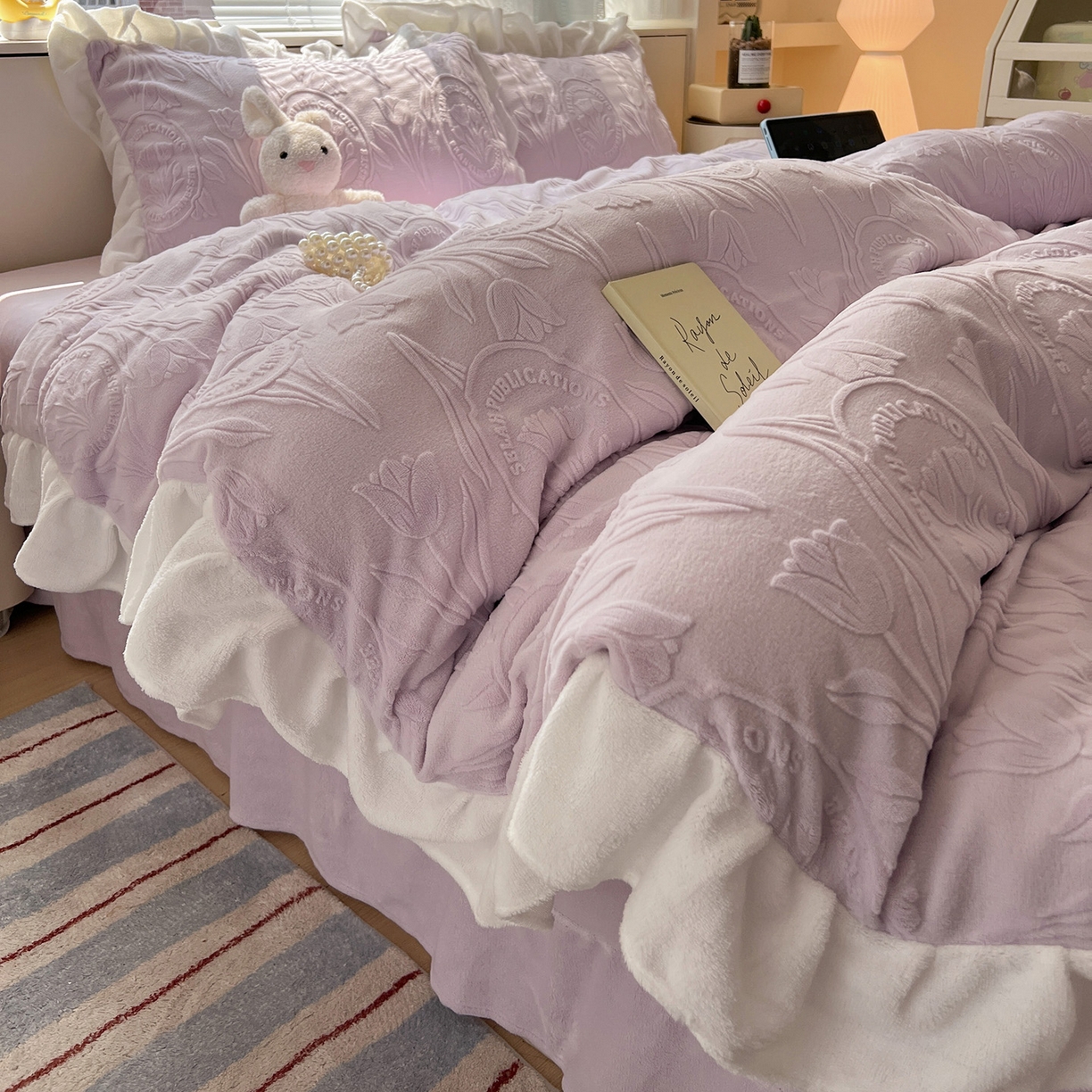 91家纺网 家纺一手货源 找家纺 亿梵家居 2025新款法式花边款A类5D牛奶绒立体雕花四件套（提供买家秀） 花边款  郁金香-新媚紫