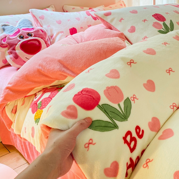 91家纺网 家纺一手货源 找家纺 斯卡诺家纺 2025小清新加厚高克重牛奶绒四件套网红直播爆款 爱心熊粉