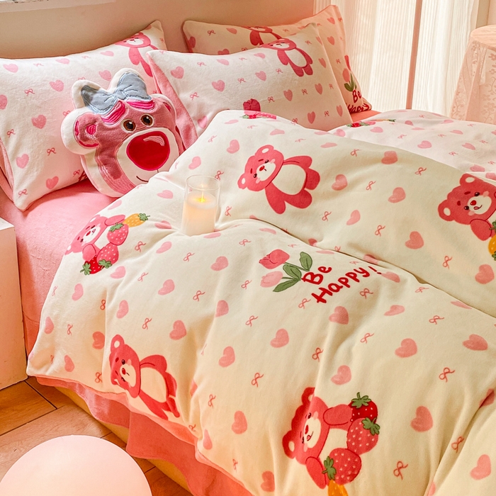 91家纺网 家纺一手货源 找家纺 斯卡诺家纺 2025小清新加厚高克重牛奶绒四件套网红直播爆款 爱心熊粉