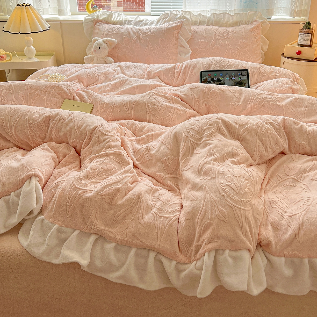 91家纺网 家纺一手货源 找家纺 亿梵家居 2025新款法式花边款A类5D牛奶绒立体雕花四件套（提供买家秀） 花边款  郁金香-樱花粉