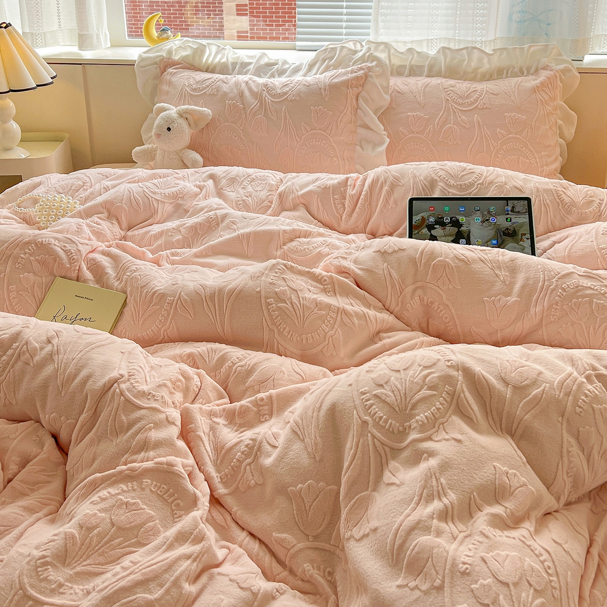 91家纺网 家纺一手货源 找家纺 亿梵家居 2025新款法式花边款A类5D牛奶绒立体雕花四件套（提供买家秀） 花边款  郁金香-樱花粉