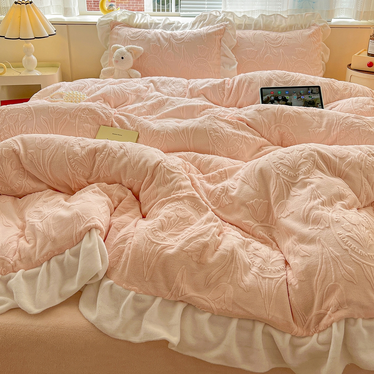 91家纺网 家纺一手货源 找家纺 亿梵家居 2025新款法式花边款A类5D牛奶绒立体雕花四件套（提供买家秀） 花边款  郁金香-樱花粉