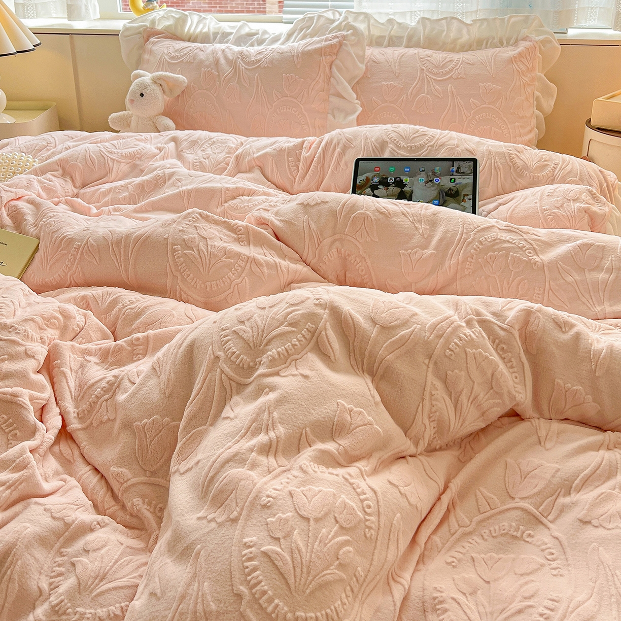 91家纺网 家纺一手货源 找家纺 亿梵家居 2025新款法式花边款A类5D牛奶绒立体雕花四件套（提供买家秀） 花边款  郁金香-樱花粉