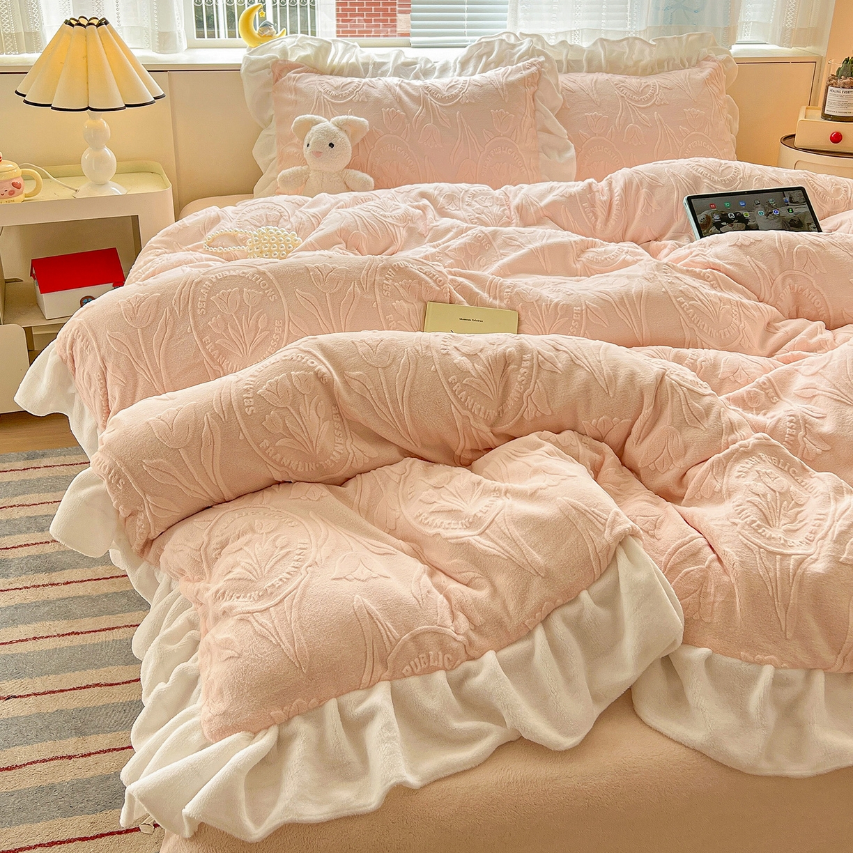 91家纺网 家纺一手货源 找家纺 亿梵家居 2025新款法式花边款A类5D牛奶绒立体雕花四件套（提供买家秀） 花边款  郁金香-樱花粉