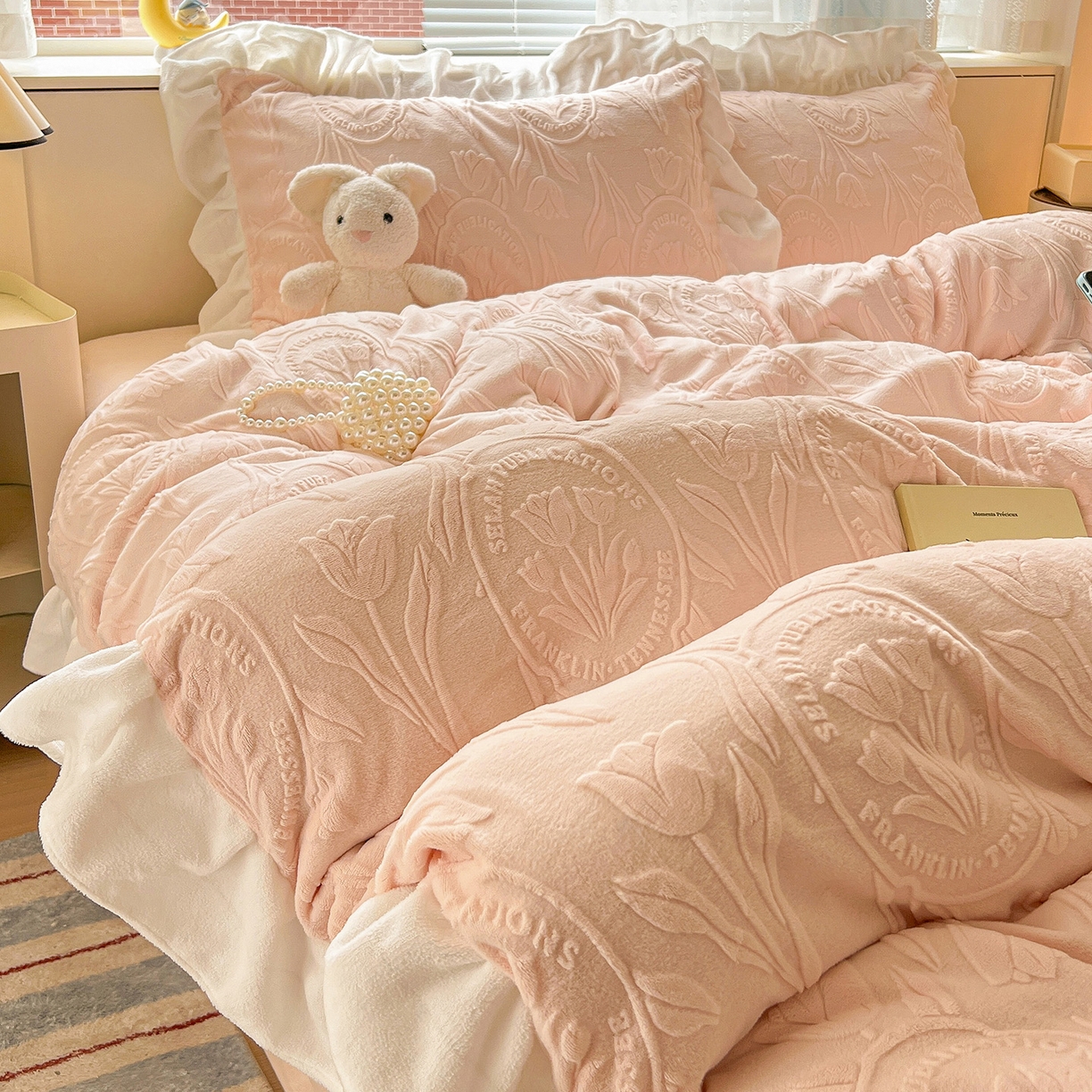 91家纺网 家纺一手货源 找家纺 亿梵家居 2025新款法式花边款A类5D牛奶绒立体雕花四件套（提供买家秀） 花边款  郁金香-樱花粉