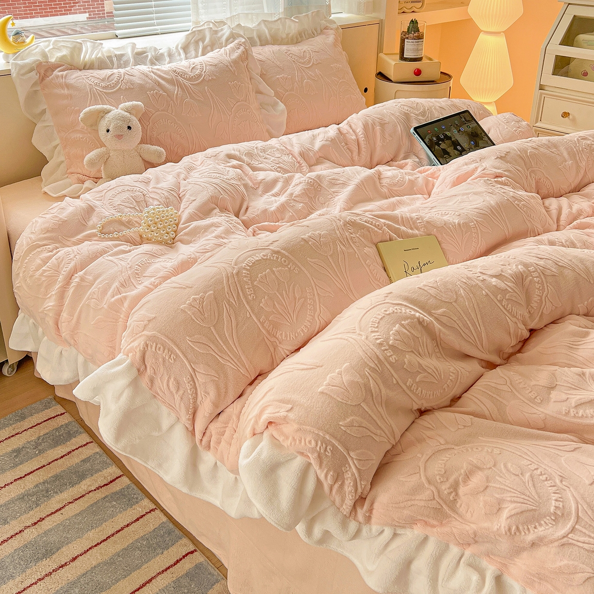 91家纺网 家纺一手货源 找家纺 亿梵家居 2025新款法式花边款A类5D牛奶绒立体雕花四件套（提供买家秀） 花边款  郁金香-樱花粉