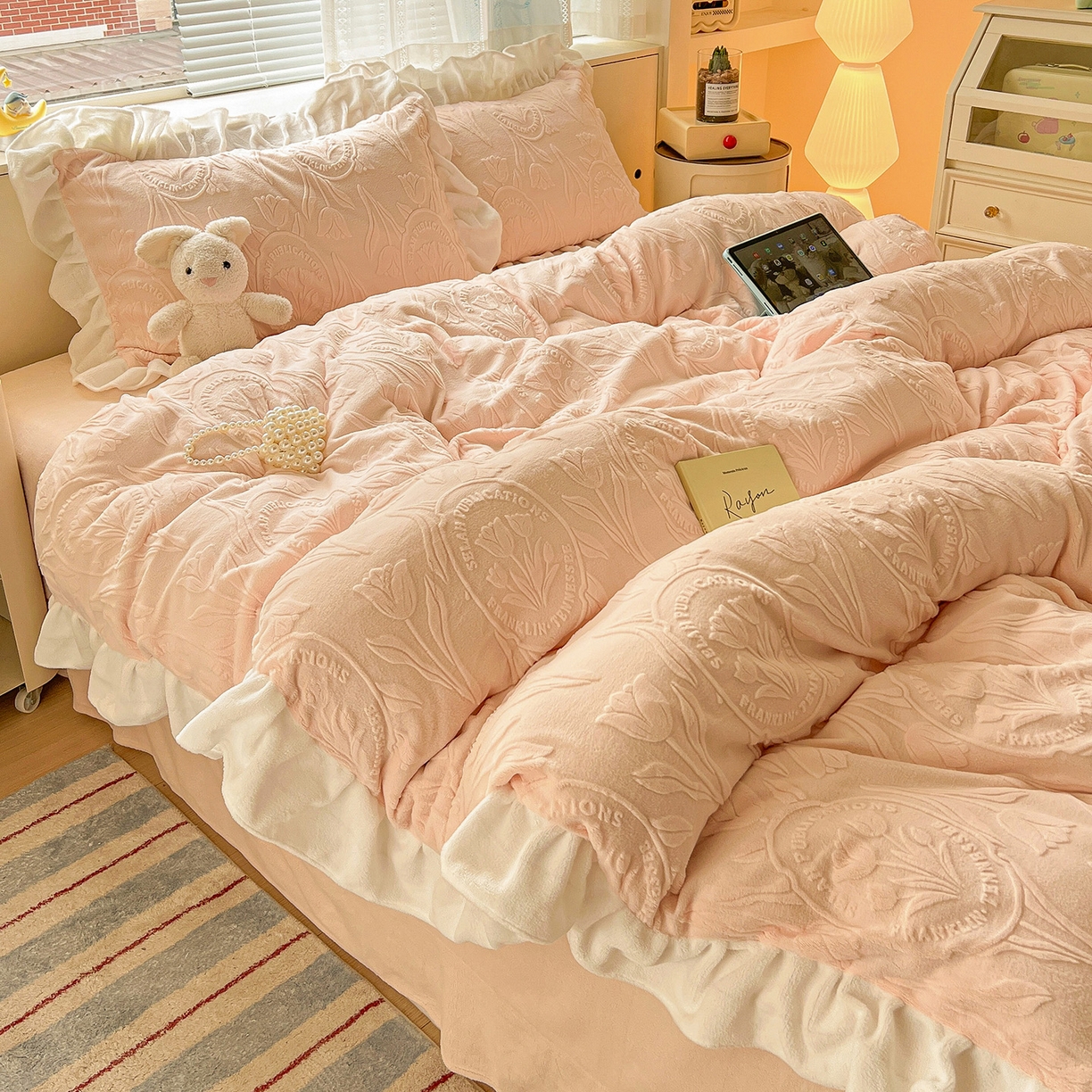 91家纺网 家纺一手货源 找家纺 亿梵家居 2025新款法式花边款A类5D牛奶绒立体雕花四件套（提供买家秀） 花边款  郁金香-樱花粉