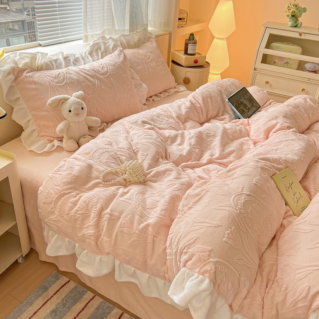 91家纺网 家纺一手货源 找家纺 亿梵家居 2025新款法式花边款A类5D牛奶绒立体雕花四件套（提供买家秀） 花边款  郁金香-樱花粉