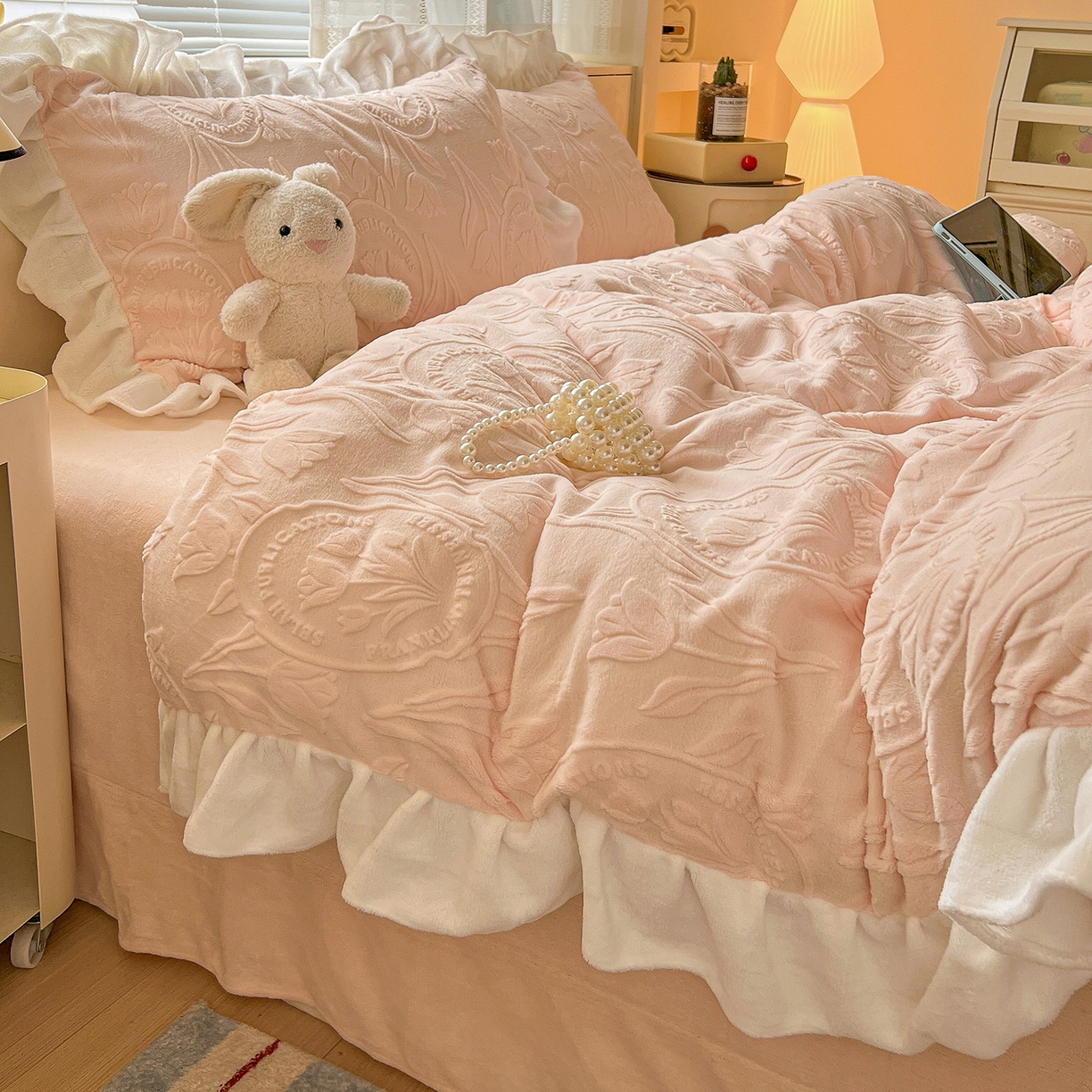 91家纺网 家纺一手货源 找家纺 亿梵家居 2025新款法式花边款A类5D牛奶绒立体雕花四件套（提供买家秀） 花边款  郁金香-樱花粉