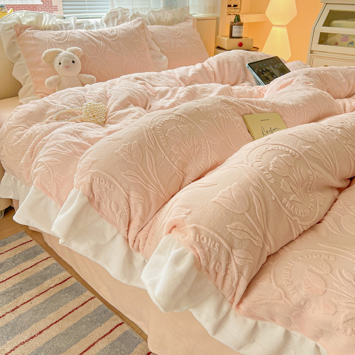 91家纺网 家纺一手货源 找家纺 亿梵家居 2025新款法式花边款A类5D牛奶绒立体雕花四件套（提供买家秀） 花边款  郁金香-樱花粉