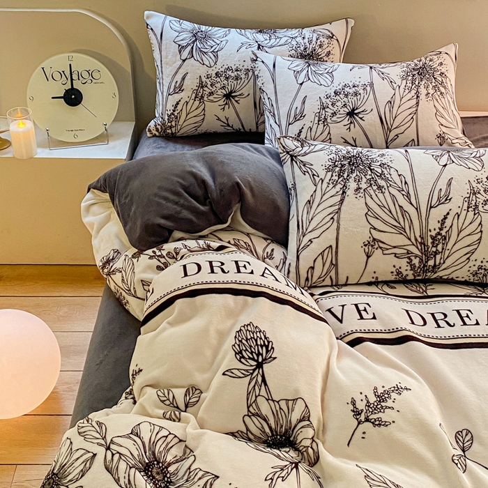 91家纺网 家纺一手货源 找家纺 斯卡诺家纺 2025小清新加厚高克重牛奶绒四件套网红直播爆款 黑白荷花