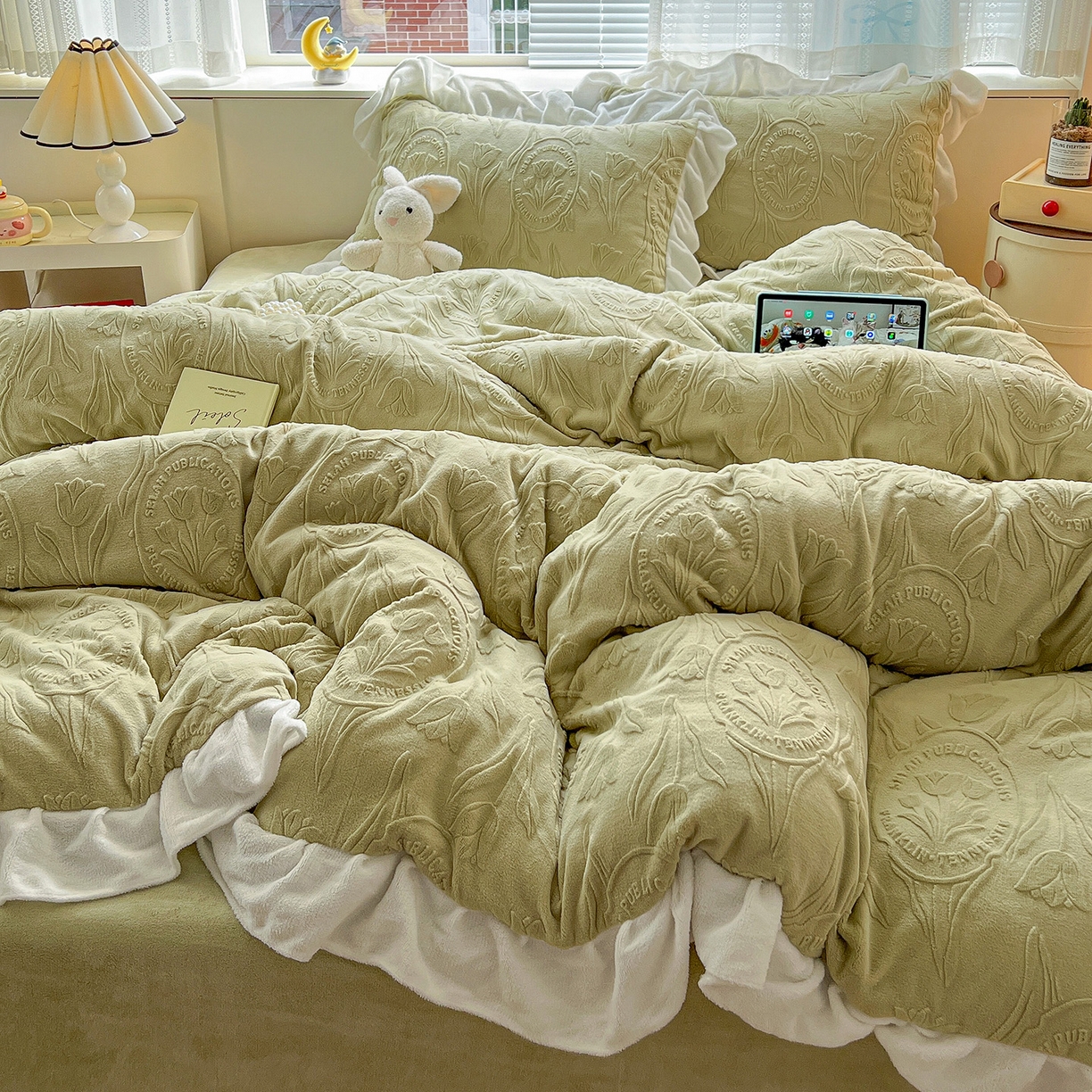 91家纺网 家纺一手货源 找家纺 亿梵家居 2025新款法式花边款A类5D牛奶绒立体雕花四件套（提供买家秀） 花边款  郁金香-原野绿