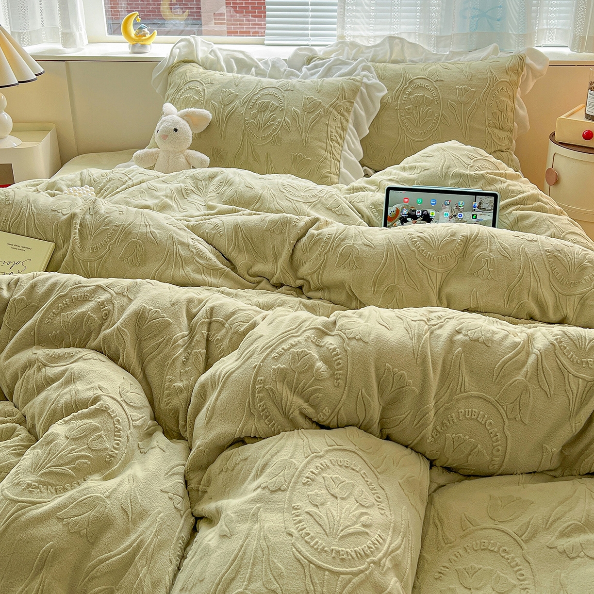 91家纺网 家纺一手货源 找家纺 亿梵家居 2025新款法式花边款A类5D牛奶绒立体雕花四件套（提供买家秀） 花边款  郁金香-原野绿