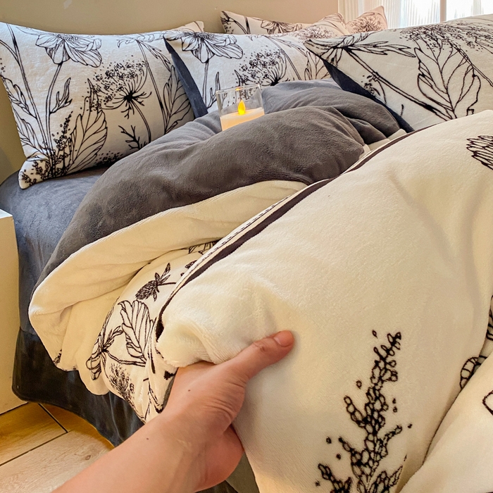 91家纺网 家纺一手货源 找家纺 斯卡诺家纺 2025小清新加厚高克重牛奶绒四件套网红直播爆款 黑白荷花