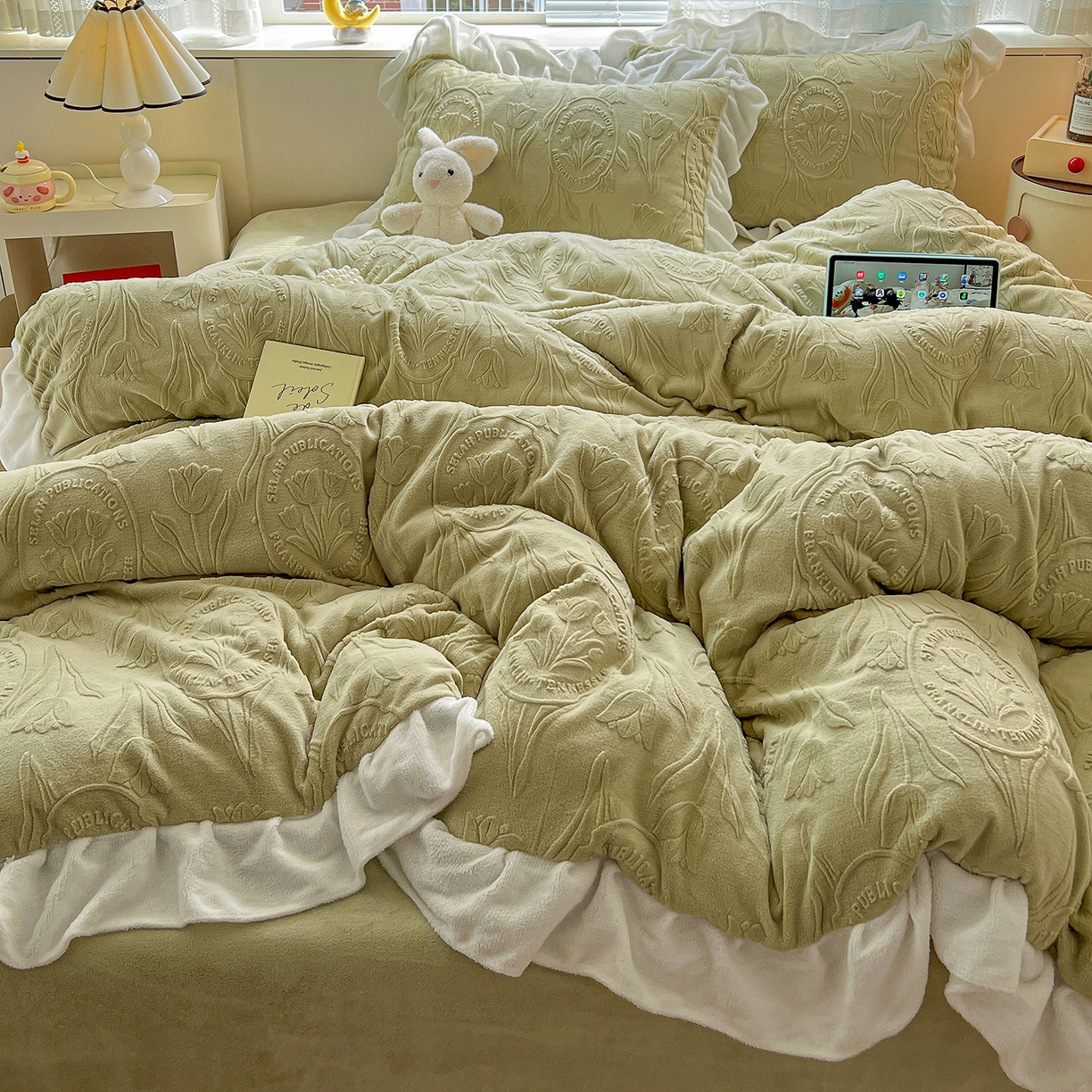 91家纺网 家纺一手货源 找家纺 亿梵家居 2025新款法式花边款A类5D牛奶绒立体雕花四件套（提供买家秀） 花边款  郁金香-原野绿