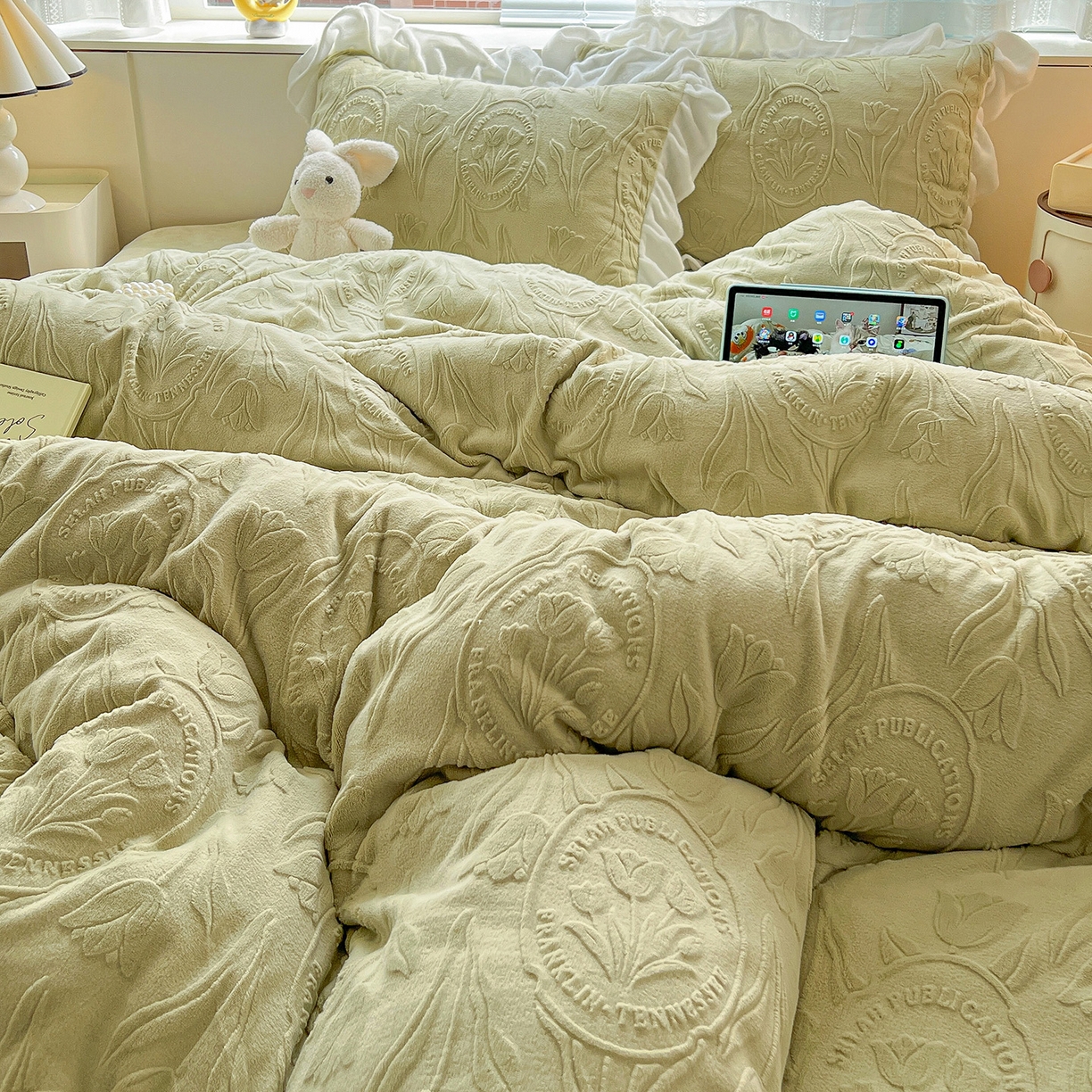 91家纺网 家纺一手货源 找家纺 亿梵家居 2025新款法式花边款A类5D牛奶绒立体雕花四件套（提供买家秀） 花边款  郁金香-原野绿