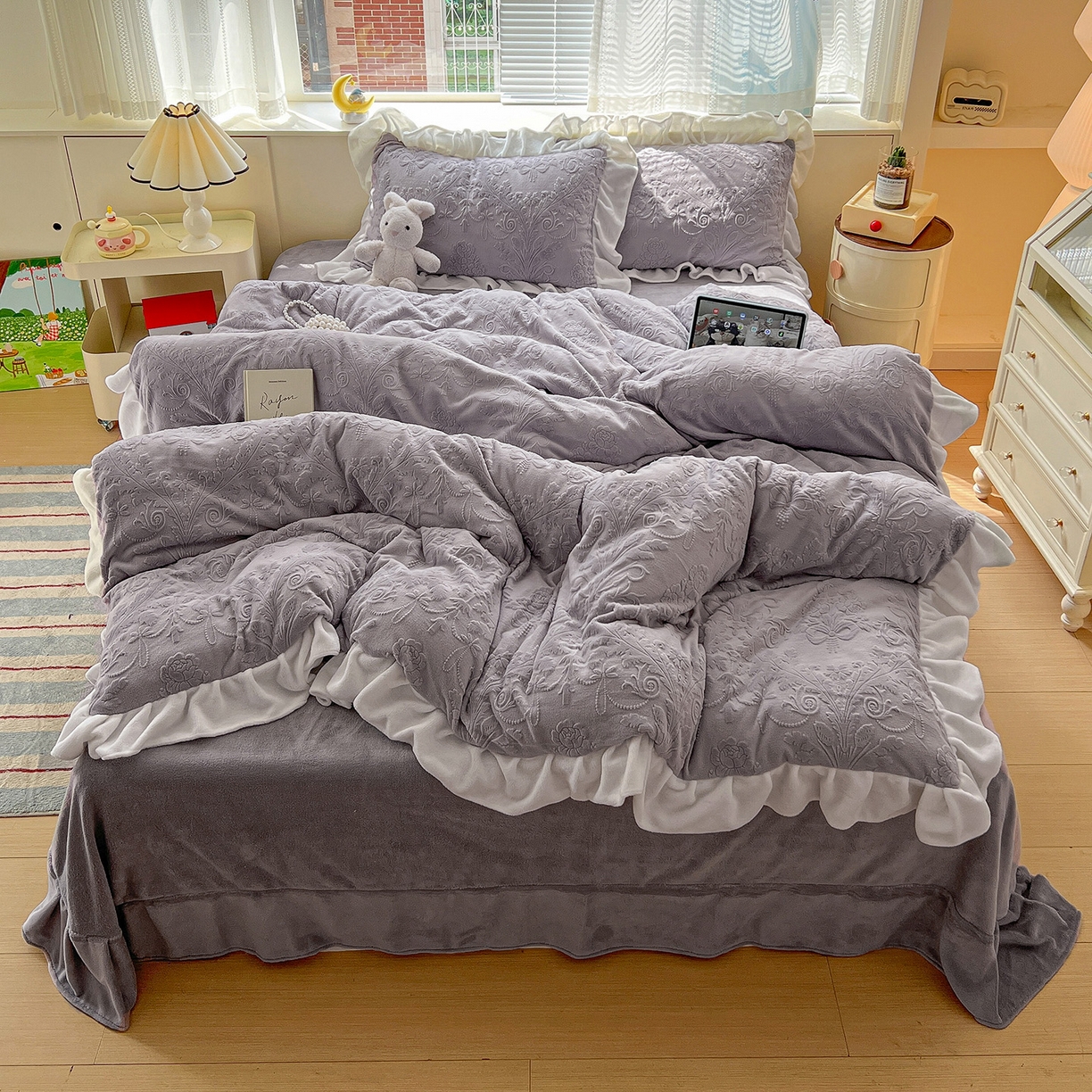 91家纺网 家纺一手货源 找家纺 亿梵家居 2025新款法式花边款A类5D牛奶绒立体雕花四件套（提供买家秀） 花边款 芙洛拉-香芋紫