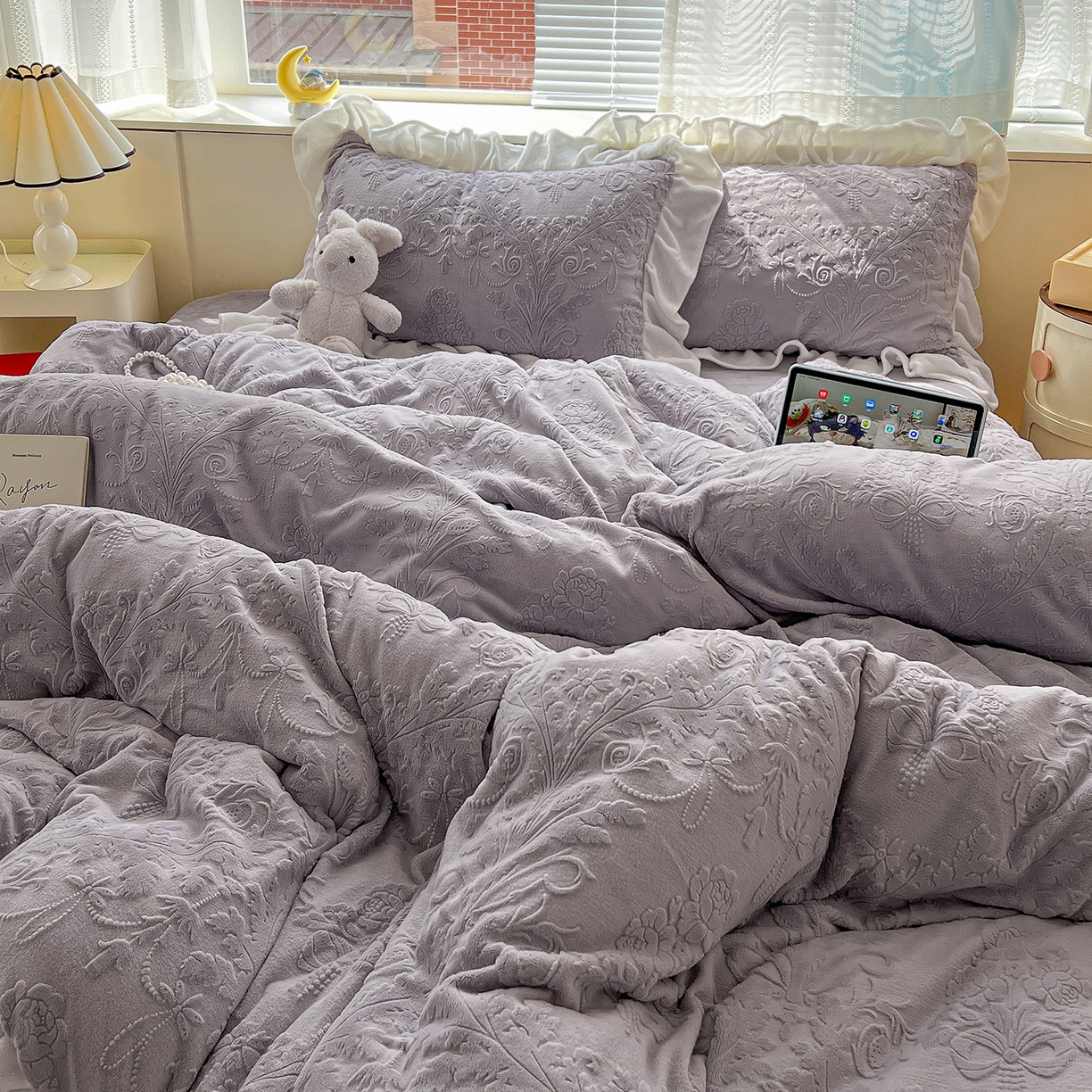 91家纺网 家纺一手货源 找家纺 亿梵家居 2025新款法式花边款A类5D牛奶绒立体雕花四件套（提供买家秀） 花边款 芙洛拉-香芋紫