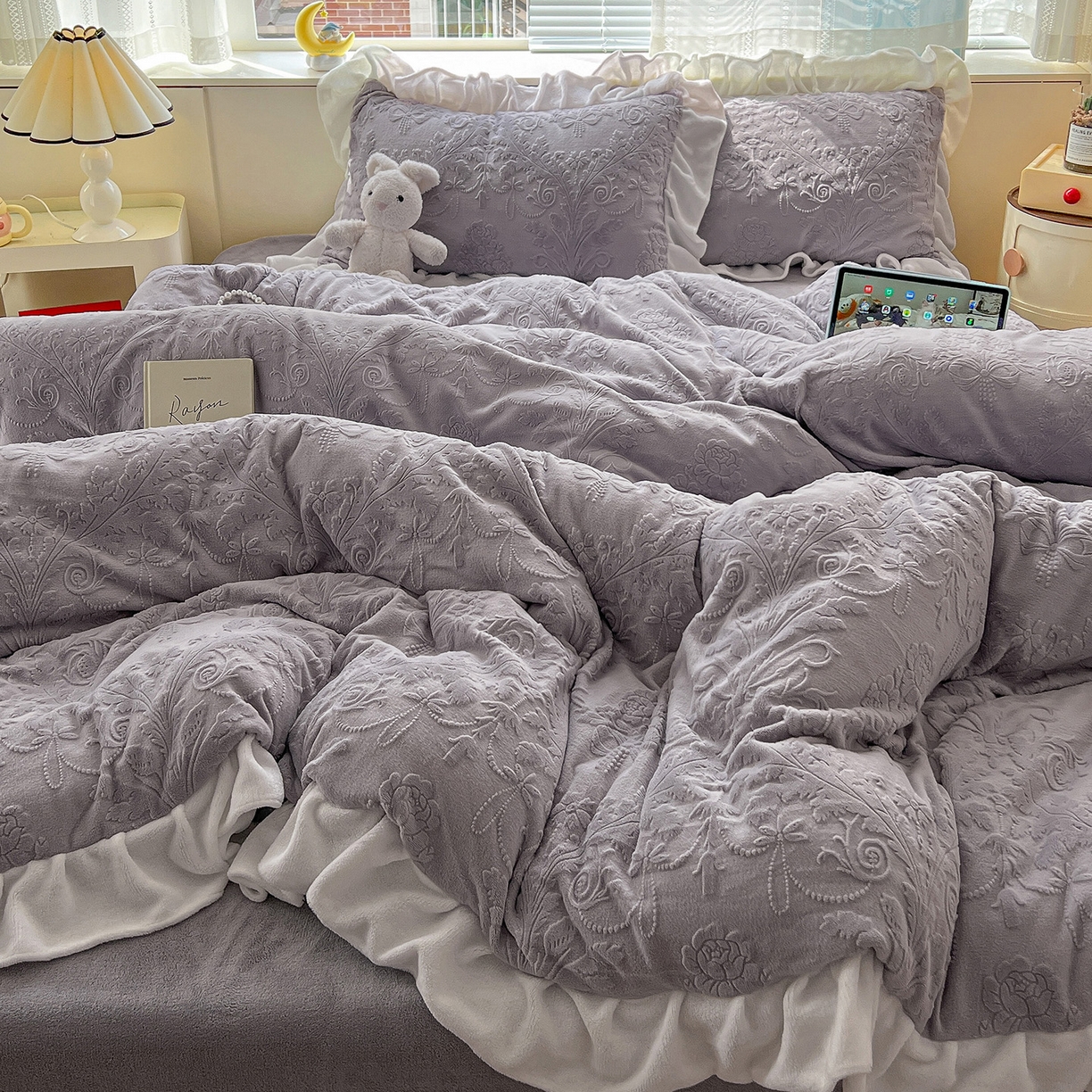 91家纺网 家纺一手货源 找家纺 亿梵家居 2025新款法式花边款A类5D牛奶绒立体雕花四件套（提供买家秀） 花边款 芙洛拉-香芋紫