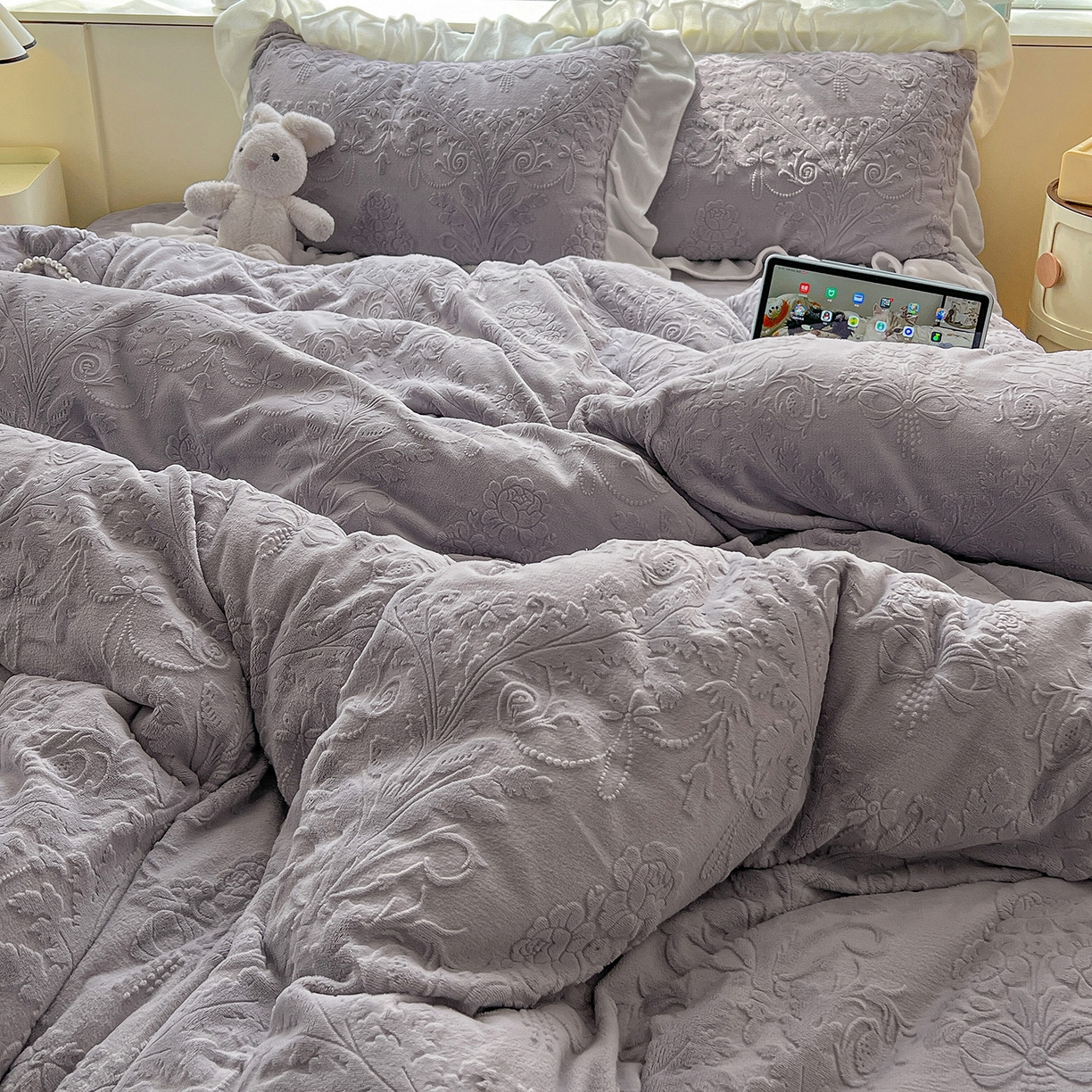 91家纺网 家纺一手货源 找家纺 亿梵家居 2025新款法式花边款A类5D牛奶绒立体雕花四件套（提供买家秀） 花边款 芙洛拉-香芋紫