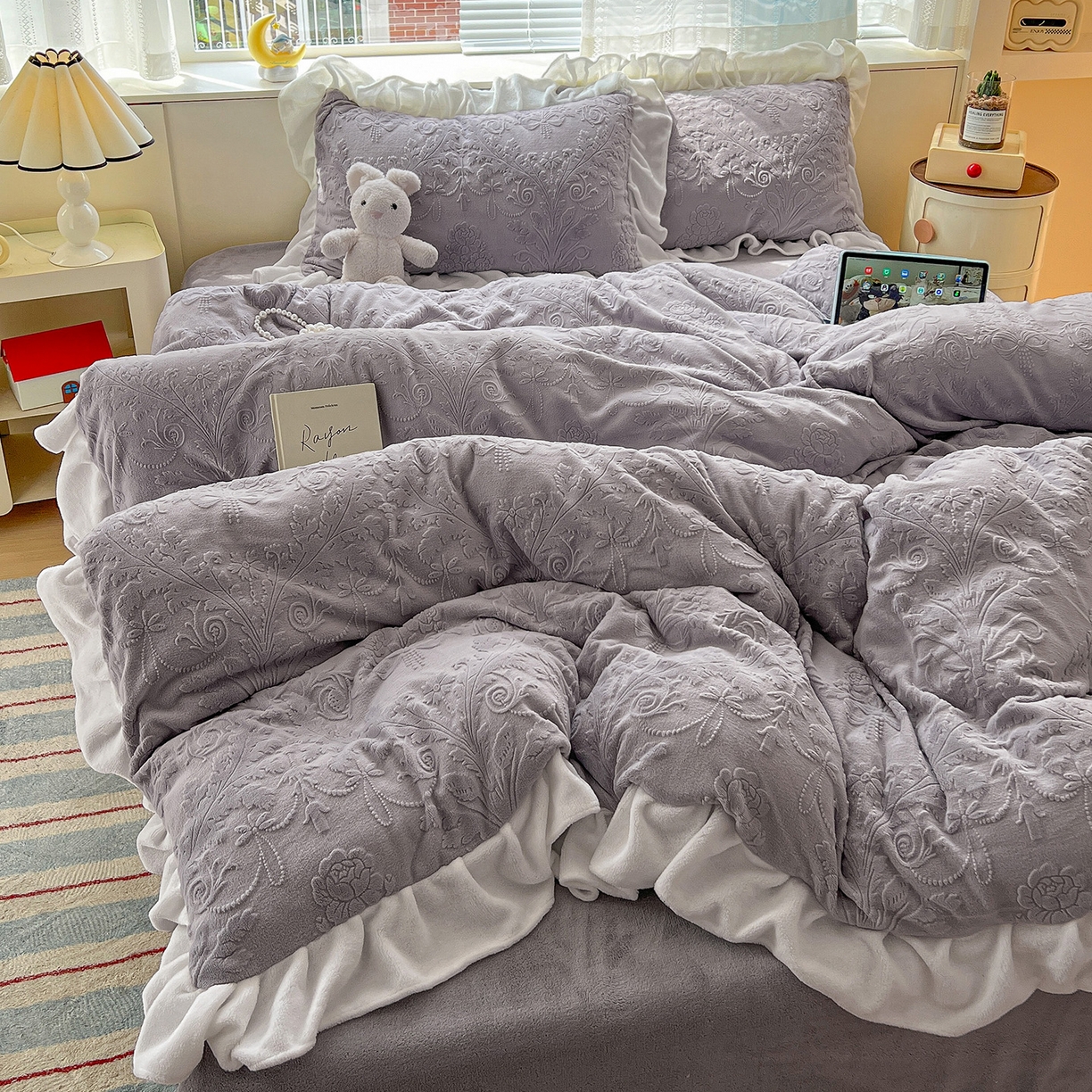 91家纺网 家纺一手货源 找家纺 亿梵家居 2025新款法式花边款A类5D牛奶绒立体雕花四件套（提供买家秀） 花边款 芙洛拉-香芋紫