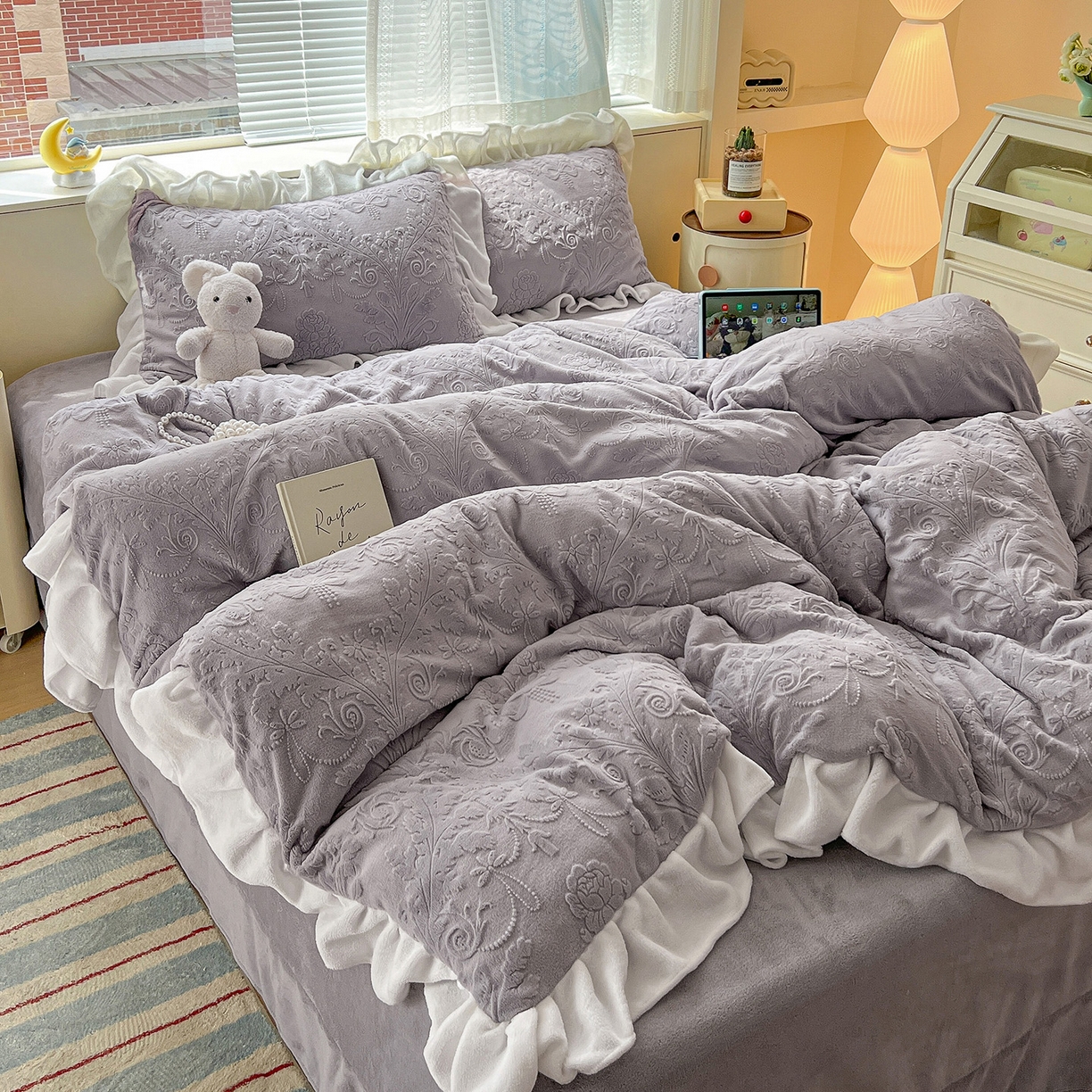 91家纺网 家纺一手货源 找家纺 亿梵家居 2025新款法式花边款A类5D牛奶绒立体雕花四件套（提供买家秀） 花边款 芙洛拉-香芋紫