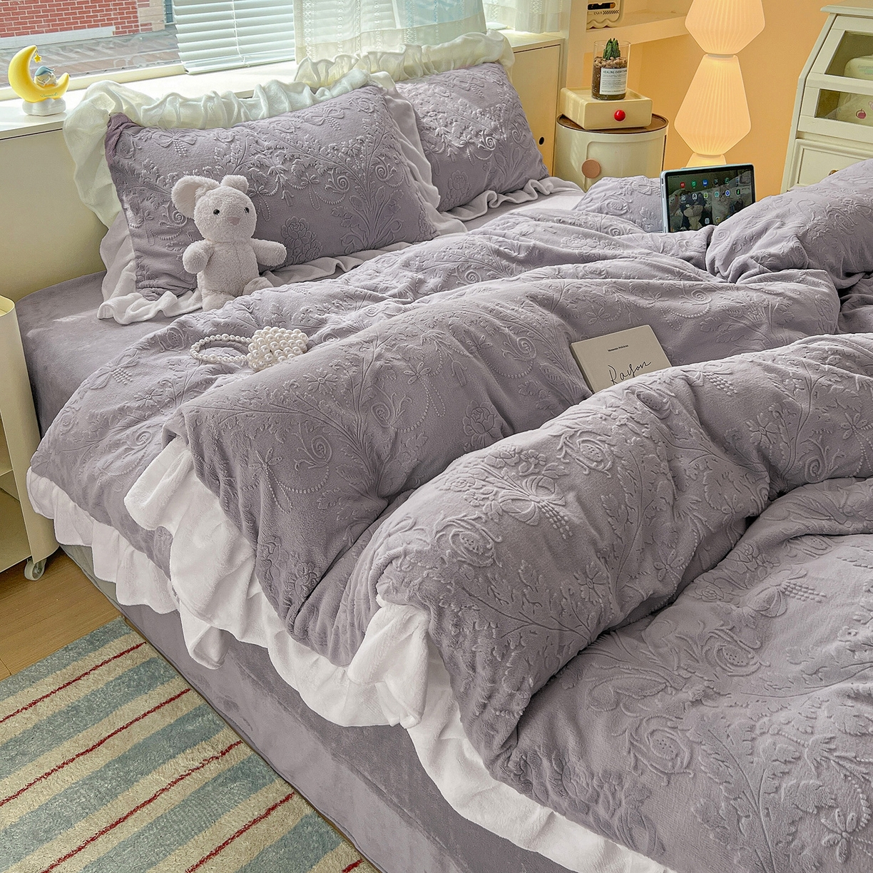 91家纺网 家纺一手货源 找家纺 亿梵家居 2025新款法式花边款A类5D牛奶绒立体雕花四件套（提供买家秀） 花边款 芙洛拉-香芋紫