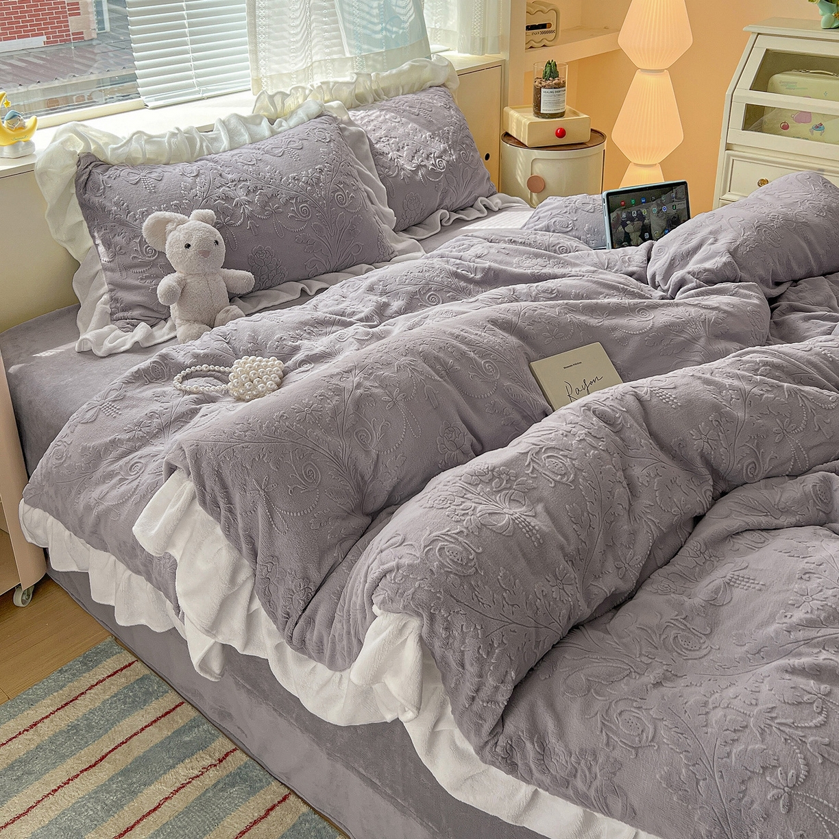 91家纺网 家纺一手货源 找家纺 亿梵家居 2025新款法式花边款A类5D牛奶绒立体雕花四件套（提供买家秀） 花边款 芙洛拉-香芋紫