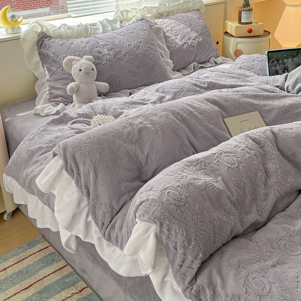 91家纺网 家纺一手货源 找家纺 亿梵家居 2025新款法式花边款A类5D牛奶绒立体雕花四件套（提供买家秀） 花边款 芙洛拉-香芋紫