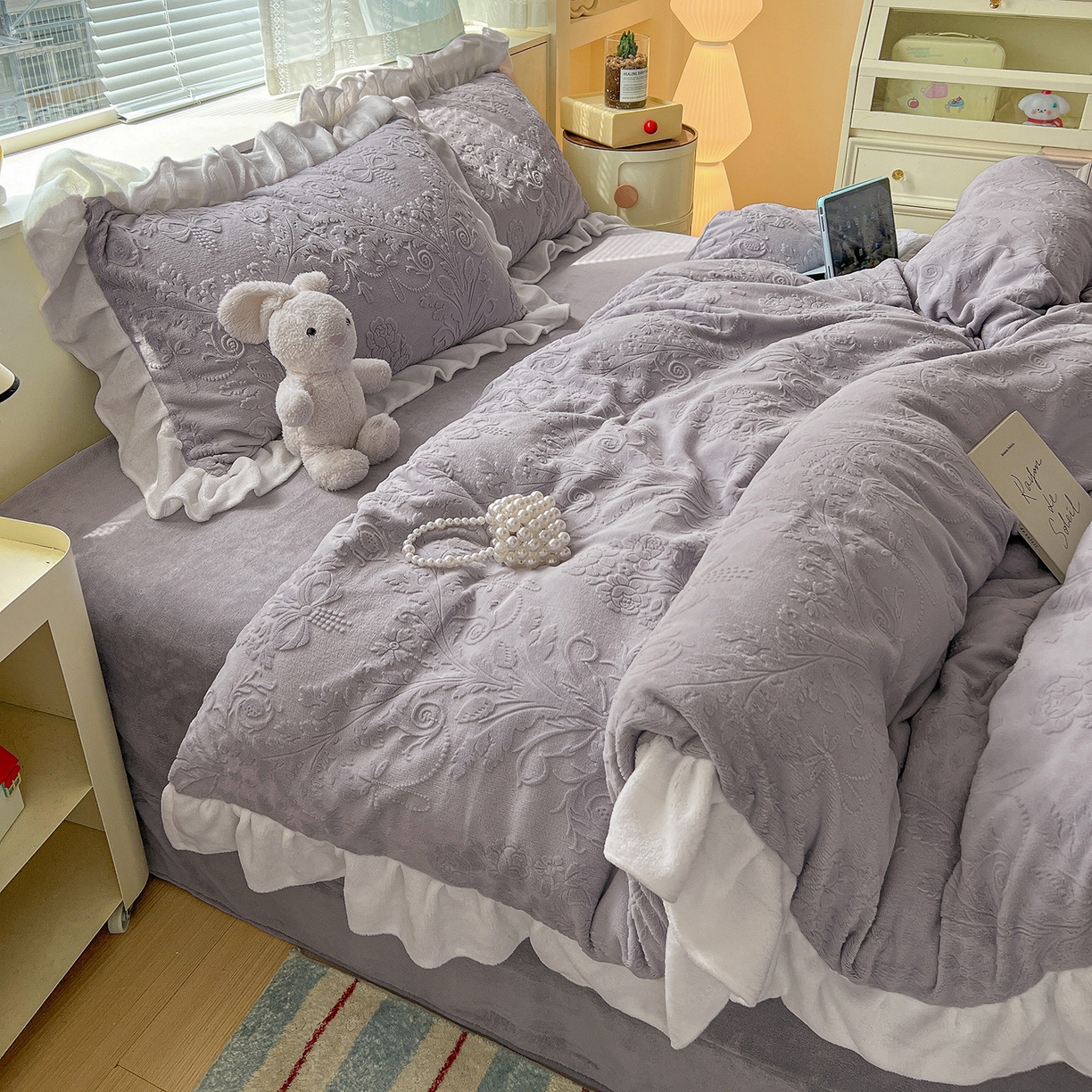 91家纺网 家纺一手货源 找家纺 亿梵家居 2025新款法式花边款A类5D牛奶绒立体雕花四件套（提供买家秀） 花边款 芙洛拉-香芋紫