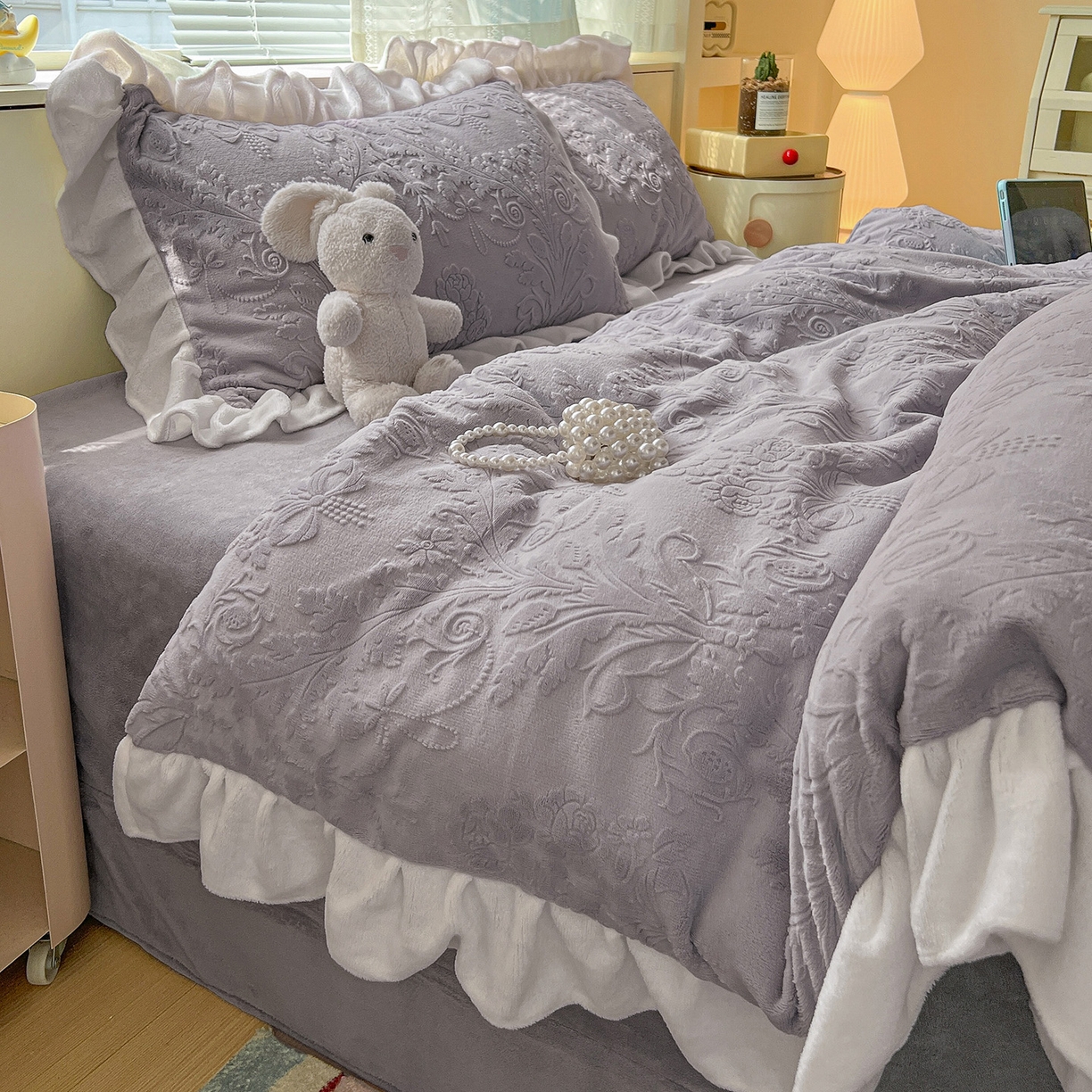 91家纺网 家纺一手货源 找家纺 亿梵家居 2025新款法式花边款A类5D牛奶绒立体雕花四件套（提供买家秀） 花边款 芙洛拉-香芋紫