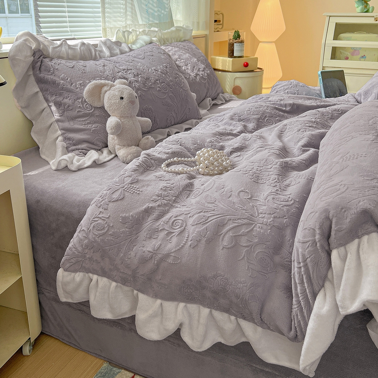 91家纺网 家纺一手货源 找家纺 亿梵家居 2025新款法式花边款A类5D牛奶绒立体雕花四件套（提供买家秀） 花边款 芙洛拉-香芋紫