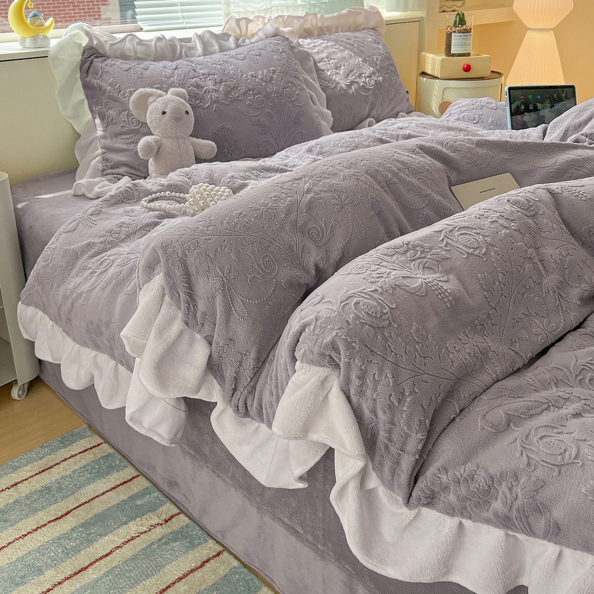 91家纺网 家纺一手货源 找家纺 亿梵家居 2025新款法式花边款A类5D牛奶绒立体雕花四件套（提供买家秀） 花边款 芙洛拉-香芋紫