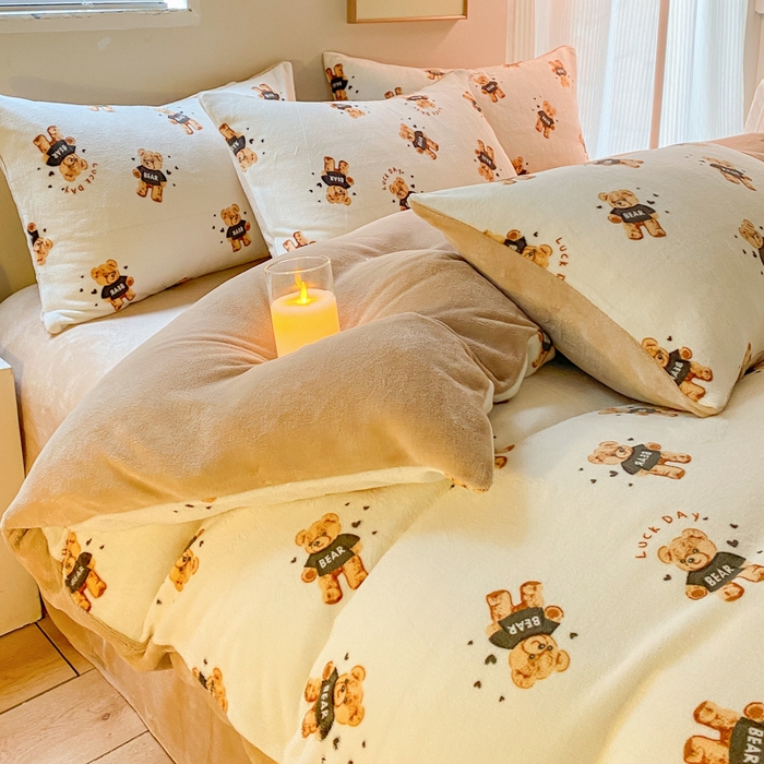 91家纺网 家纺一手货源 找家纺 斯卡诺家纺 2025小清新加厚高克重牛奶绒四件套网红直播爆款 快乐小熊