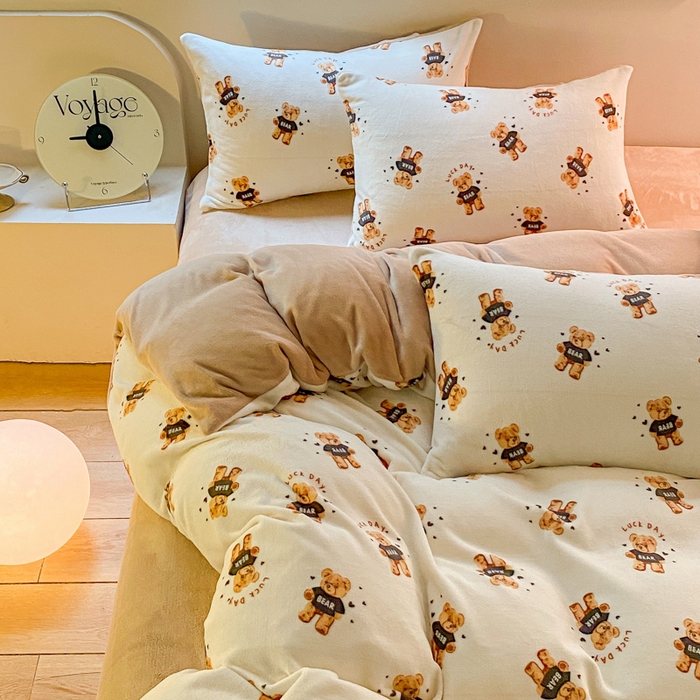 91家纺网 家纺一手货源 找家纺 斯卡诺家纺 2025小清新加厚高克重牛奶绒四件套网红直播爆款 快乐小熊