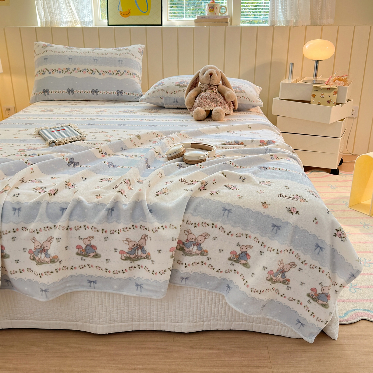 91家纺网 家纺一手货源 找家纺 丽美人家纺 2025新款小版印花牛奶绒床单单床单床单单件 花边小兔