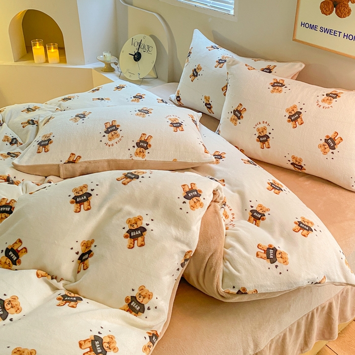 91家纺网 家纺一手货源 找家纺 斯卡诺家纺 2025小清新加厚高克重牛奶绒四件套网红直播爆款 快乐小熊