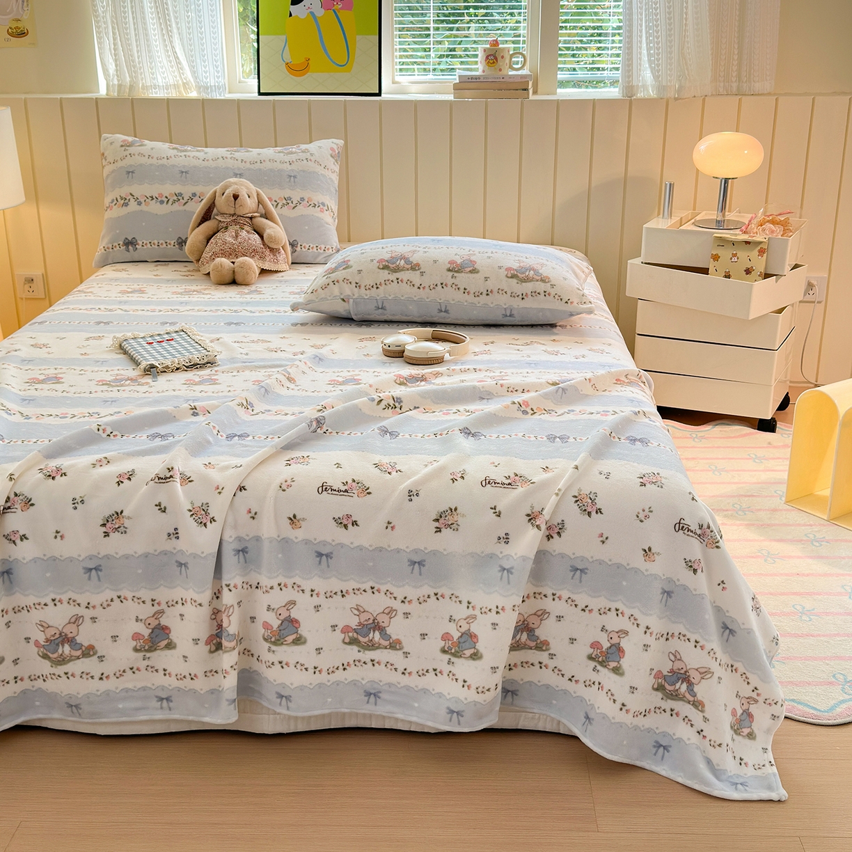 91家纺网 家纺一手货源 找家纺 丽美人家纺 2025新款小版印花牛奶绒床单单床单床单单件 花边小兔