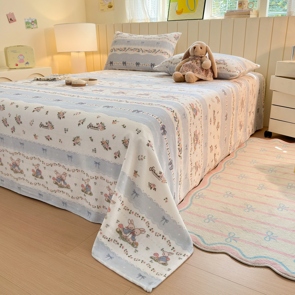 91家纺网 家纺一手货源 找家纺 丽美人家纺 2025新款小版印花牛奶绒床单单床单床单单件 花边小兔