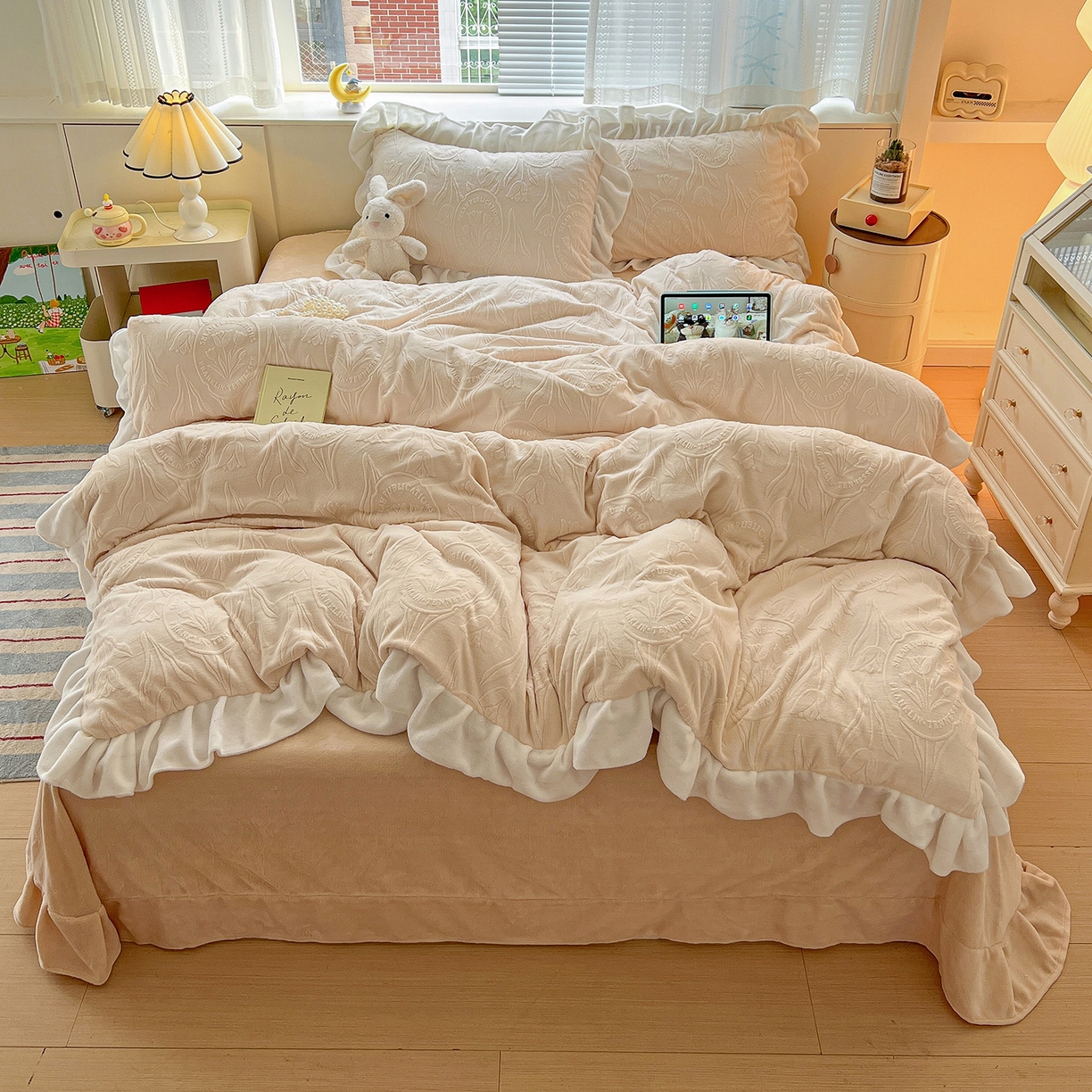 91家纺网 家纺一手货源 找家纺 亿梵家居 2025新款法式花边款A类5D牛奶绒立体雕花四件套（提供买家秀） 花边款-郁金香-奶油白