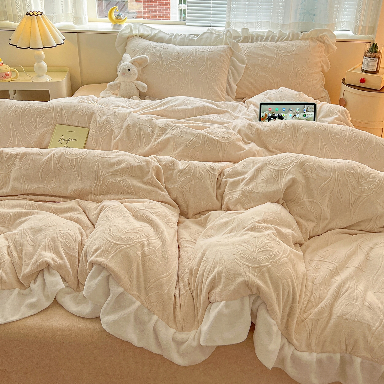 91家纺网 家纺一手货源 找家纺 亿梵家居 2025新款法式花边款A类5D牛奶绒立体雕花四件套（提供买家秀） 花边款-郁金香-奶油白