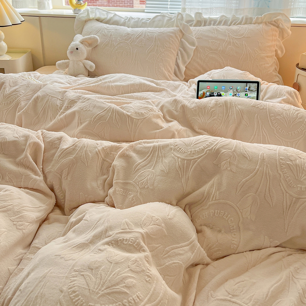 91家纺网 家纺一手货源 找家纺 亿梵家居 2025新款法式花边款A类5D牛奶绒立体雕花四件套（提供买家秀） 花边款-郁金香-奶油白