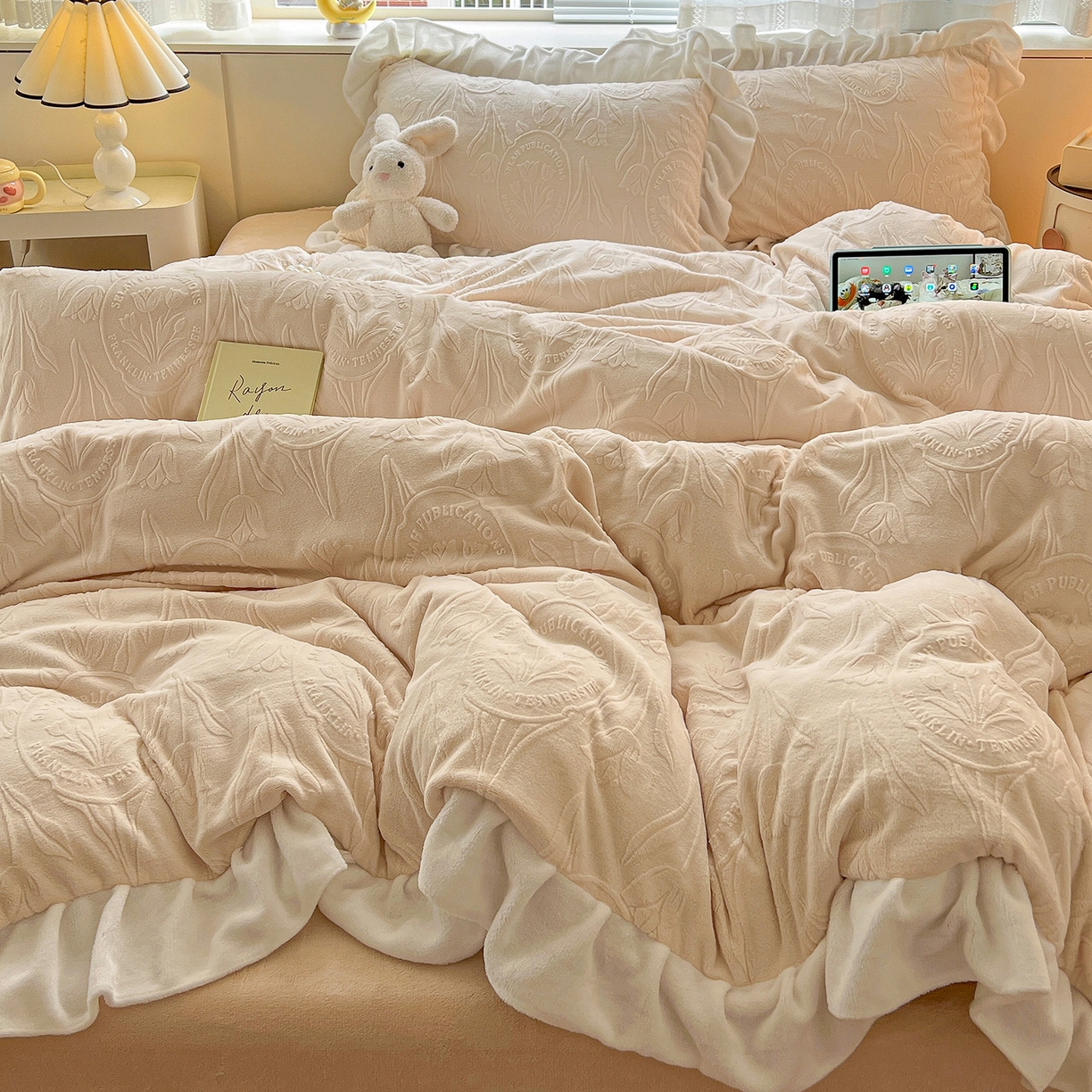 91家纺网 家纺一手货源 找家纺 亿梵家居 2025新款法式花边款A类5D牛奶绒立体雕花四件套（提供买家秀） 花边款-郁金香-奶油白