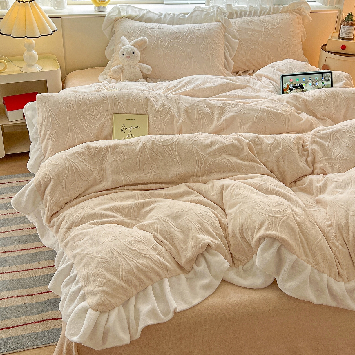 91家纺网 家纺一手货源 找家纺 亿梵家居 2025新款法式花边款A类5D牛奶绒立体雕花四件套（提供买家秀） 花边款-郁金香-奶油白