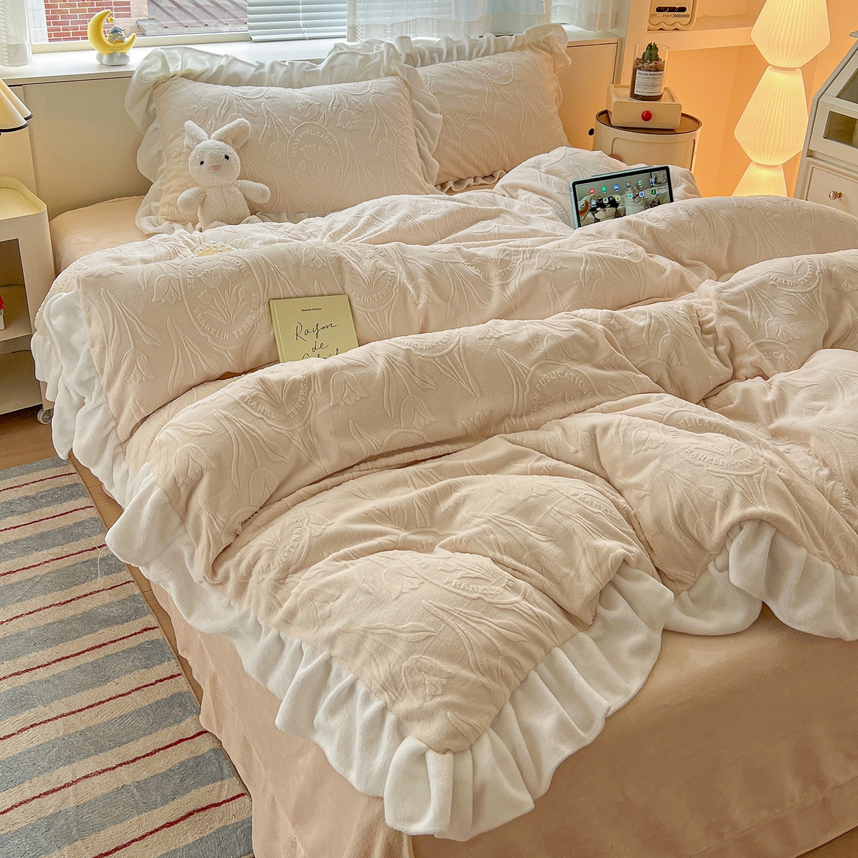 91家纺网 家纺一手货源 找家纺 亿梵家居 2025新款法式花边款A类5D牛奶绒立体雕花四件套（提供买家秀） 花边款-郁金香-奶油白