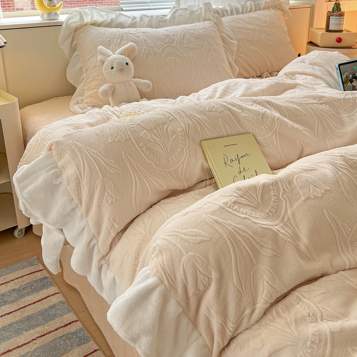 91家纺网 家纺一手货源 找家纺 亿梵家居 2025新款法式花边款A类5D牛奶绒立体雕花四件套（提供买家秀） 花边款-郁金香-奶油白