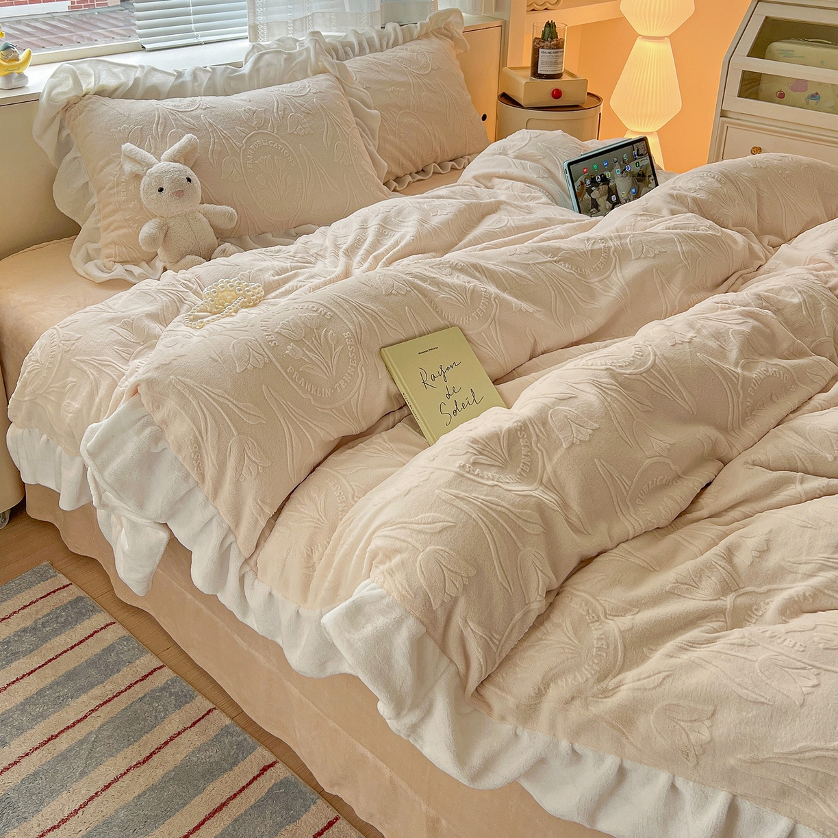 91家纺网 家纺一手货源 找家纺 亿梵家居 2025新款法式花边款A类5D牛奶绒立体雕花四件套（提供买家秀） 花边款-郁金香-奶油白