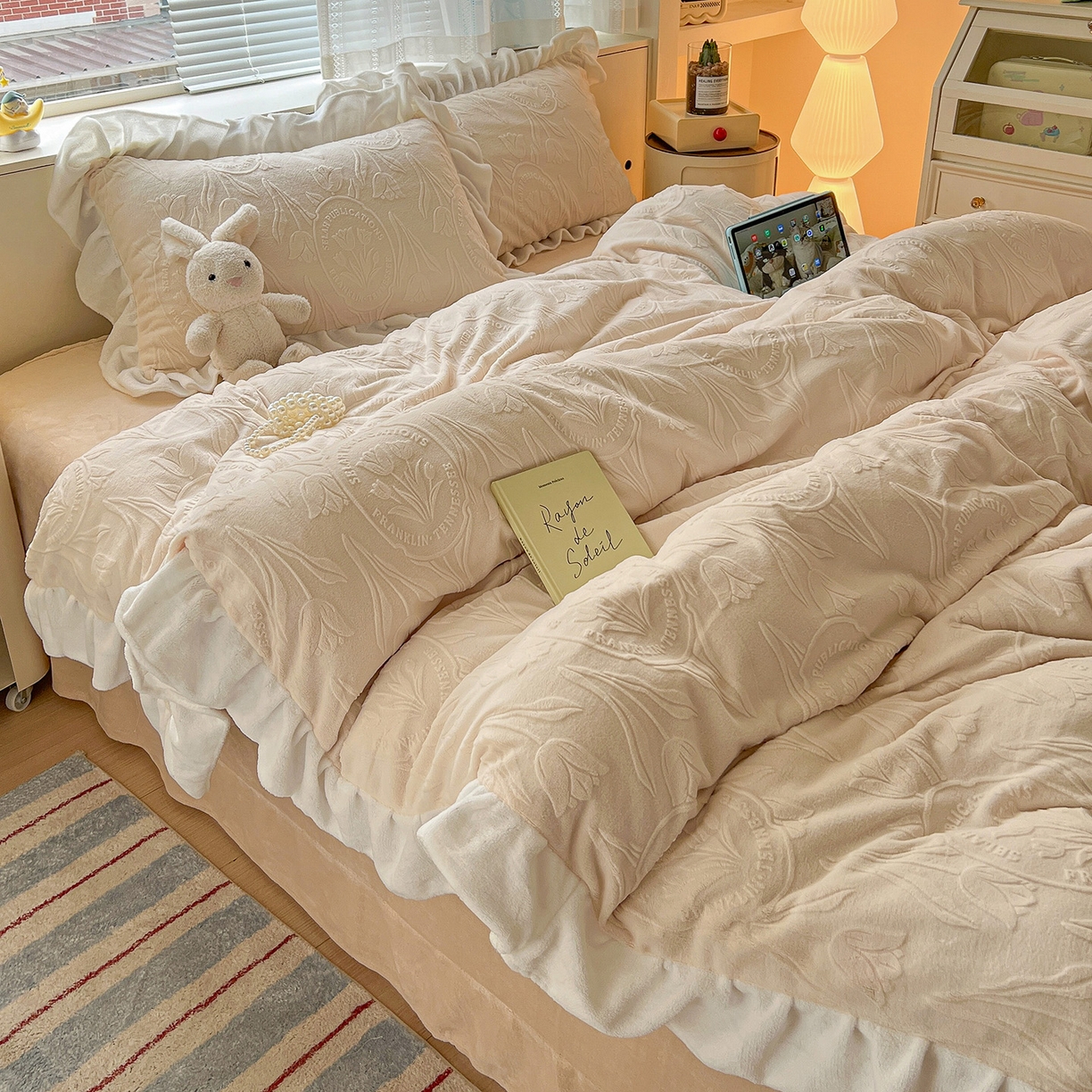 91家纺网 家纺一手货源 找家纺 亿梵家居 2025新款法式花边款A类5D牛奶绒立体雕花四件套（提供买家秀） 花边款-郁金香-奶油白