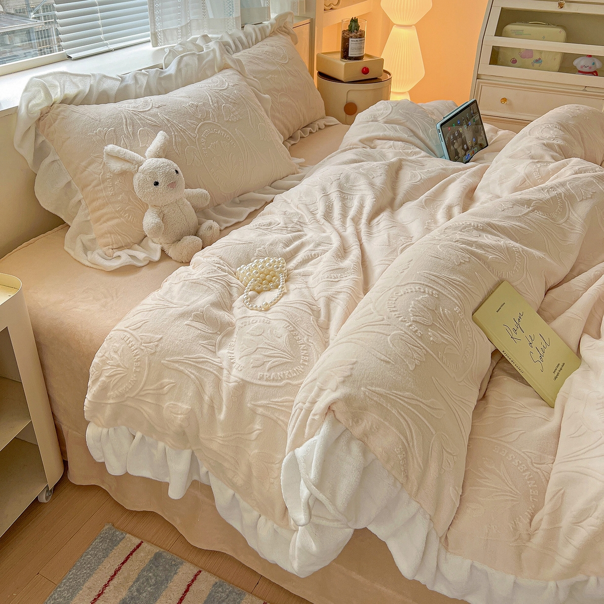 91家纺网 家纺一手货源 找家纺 亿梵家居 2025新款法式花边款A类5D牛奶绒立体雕花四件套（提供买家秀） 花边款-郁金香-奶油白